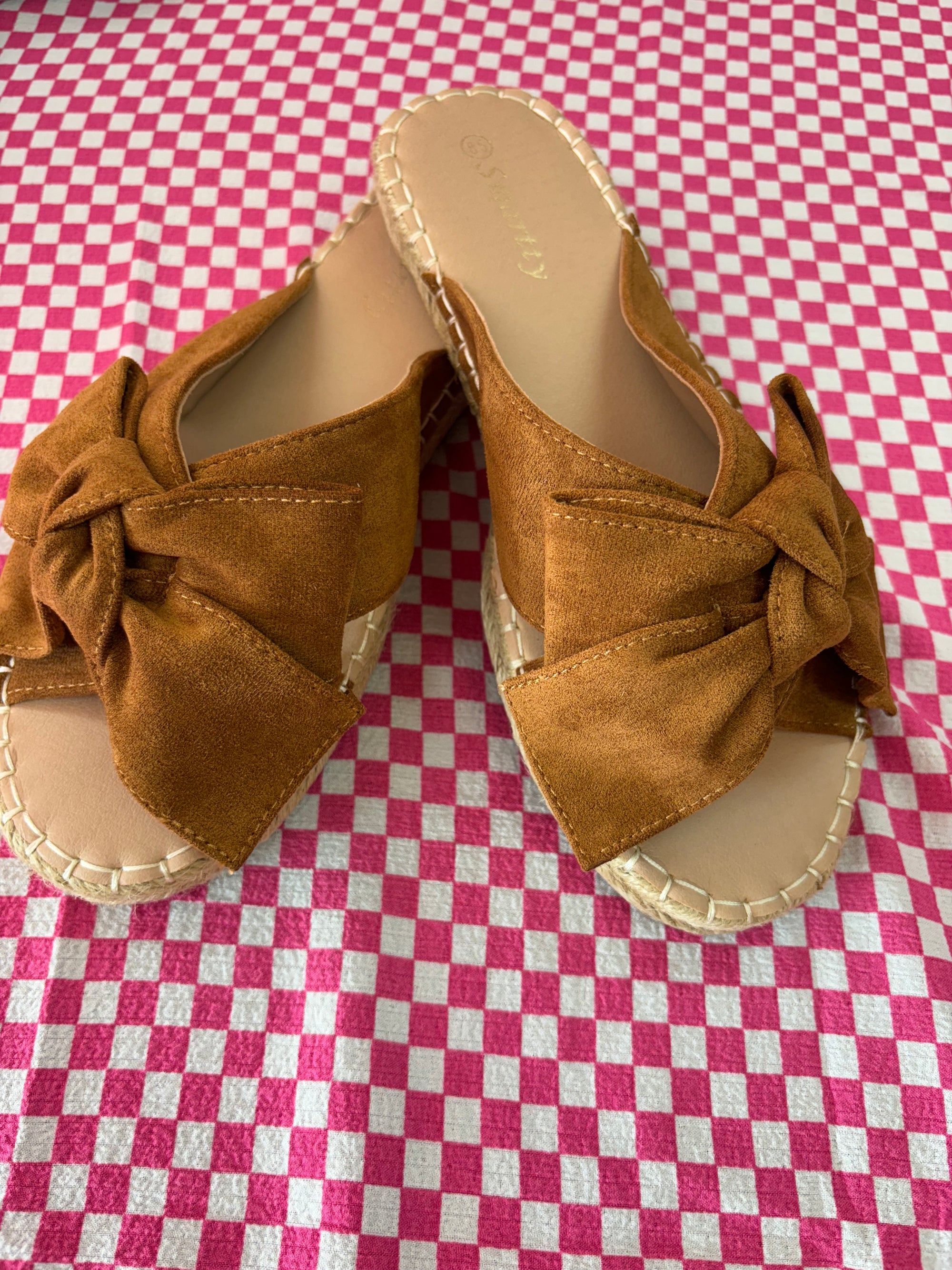 Tan bow sandal